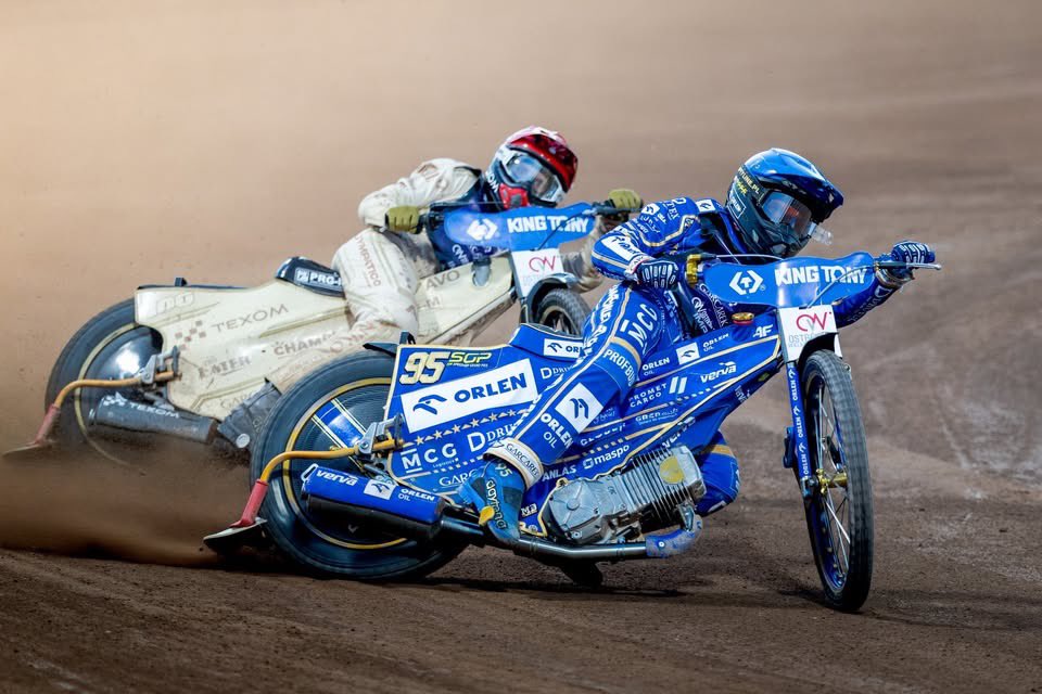 RobertFigielPL's tweet photo. Bartek Zmarzlik Vice-mistrzem świata 2026!
Gratulacje Bartek, brawo Team!
@FIM_live @SpeedwayGP #SGP #SGPToruń
🇵🇱@zmarzlik95 #BZ95 #ZmarzlikTeam #Orlen #OrlenOil #orlendlaciebie #verva #orlenteam #4F @GrupaORLEN @TeamORLEN https://t.co/votUJfAWSx
