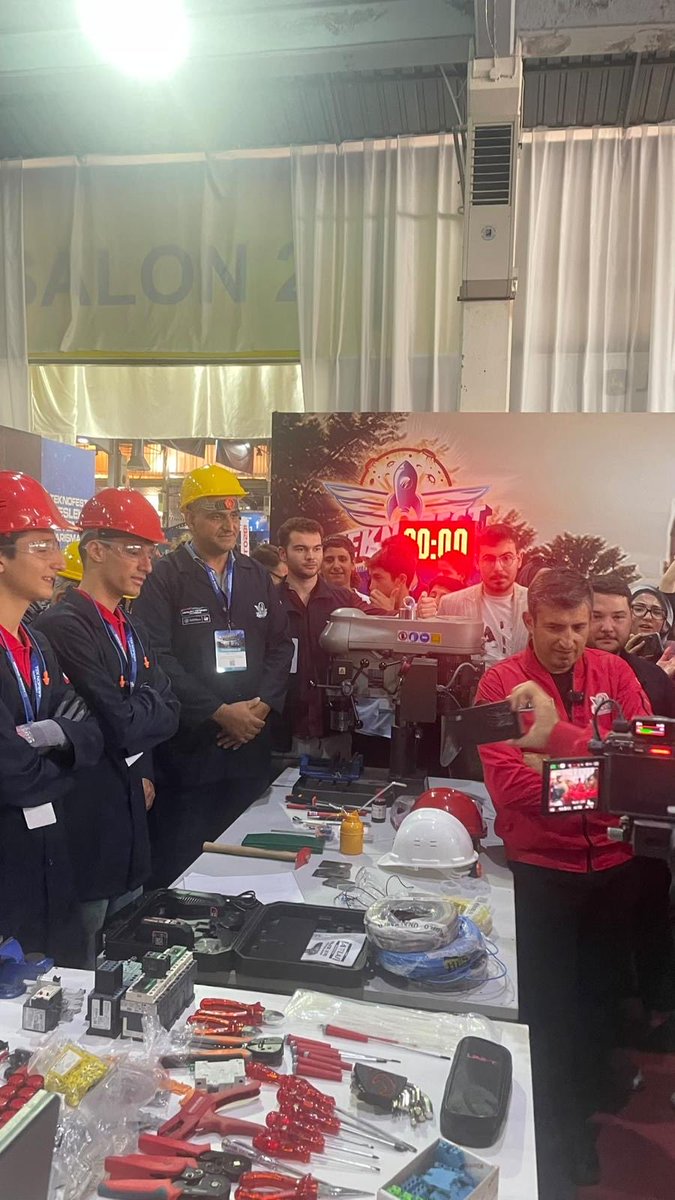 tcbartinvalilik's tweet photo. 🥇TEKNOFEST 2026 Türkiye Birincisi Fuat Sezgin MTAL!👏🏻

TEKNOFEST 2026 kapsamında düzenlenen Mesleki Yetenek Yarışması – Mekatronik Teknolojileri Lise Kategorisi’nde Fuat Sezgin Mesleki ve Teknik Anadolu Lisesi 12-ATP sınıfı öğrencilerimiz Arda Kütükcü ve Enes Kaçar, danışman öğretmenimiz Gültekin Sertkaya rehberliğinde hazırladıkları yenilikçi projeleri ve mekatronik alanındaki becerileriyle büyük bir başarıya imza atarak Türkiye Şampiyonu oldular. 🏆

Bartın’ımızı en iyi şekilde temsil ederek  bizlere büyük bir gurur yaşatan öğrencilerimizi, danışman öğretmenimizi ve okul yönetimini gönülden tebrik ediyor, başarılarının devamını diliyoruz. 💐👏🏻