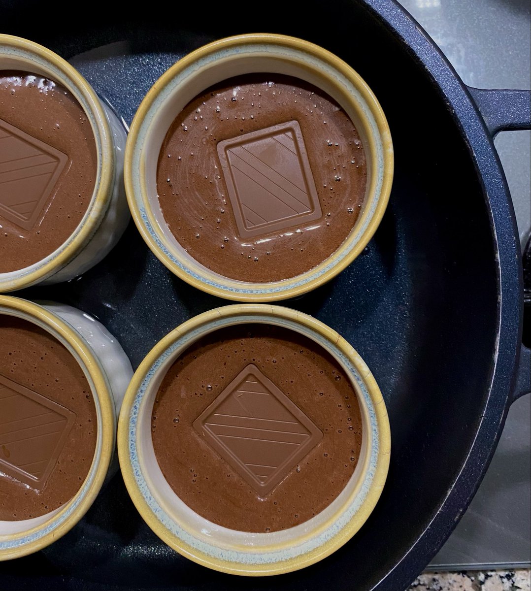 zareynn's tweet photo. kız olmak super bisey ya tatlı krizine giriosun 15 dkda hop bi sufle hem erkek olmak ne öyle ya ıyy https://t.co/JbeM6AlYqe