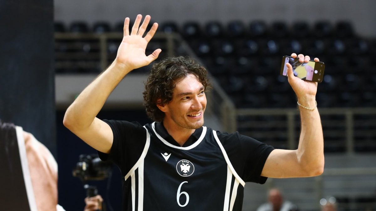 KOKKALIARIS7's tweet photo. Ομπράντοβιτς περομπαραπαμπερομπερομ 🫶

#paobc #OlympiacosBC #paokbc https://t.co/TlkxxN44uJ