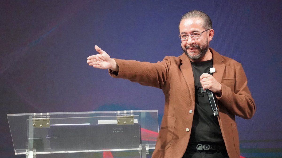 PartidoPAZ_'s tweet photo. A veces servir significa algo tan simple como escuchar, acompañar o estar presente cuando alguien lo necesita. Hoy, Hugo Éric Flores habló de cómo esas acciones también fortalecen a nuestras familias y comunidades. ¿Qué gesto de alguien recuerdas con cariño? 💜 https://t.co/044Q6wfB5I