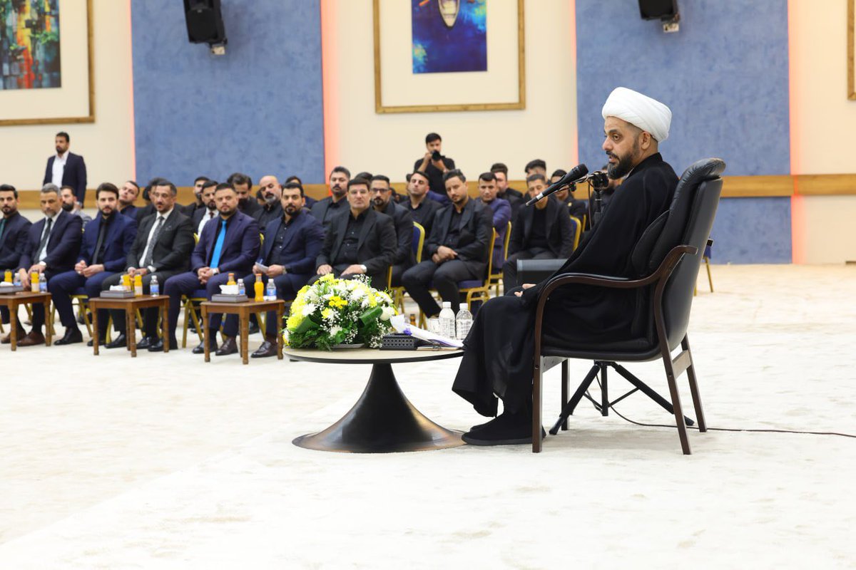khazalimedia's tweet photo. الشيخ الأمين قيس الخزعلي يلتق�� نخبة من القيادات الطلابية لحركة الصادقون ويؤكد أهمية استلهام نهج الشهيد السيد حسن نصر الله مستذكراً مآثر الشهيد وما سطّره من مواقف جهادية وبطولات وتضحيات في مسيرة المقاومة، مؤكداً أهمية مواصلة سير الشباب الواعي على هذا الدرب الشريف . https://t.co/KF5rCbhbW7