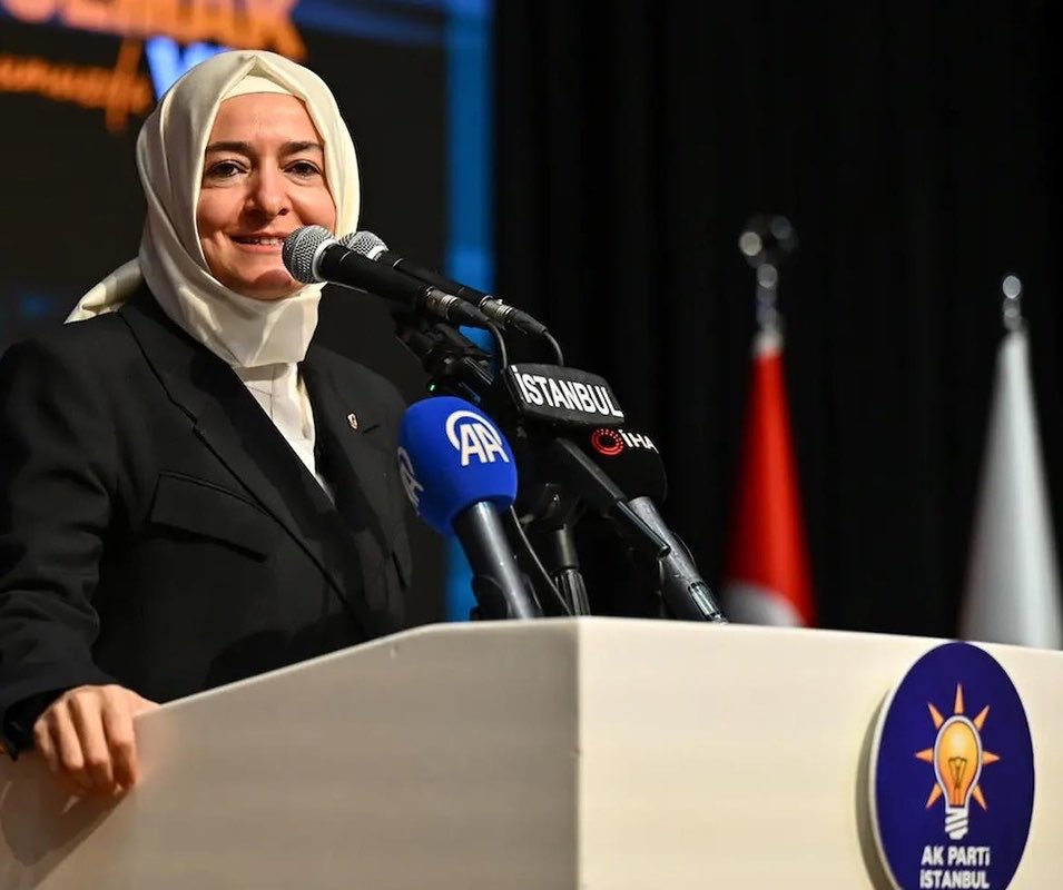 haskologlu's tweet photo. 🔴#SONDAKİKA | AK Parti Genel Başkan Yardımcısı Fatma Betül Sayan Kaya görevinden İSTİFA ETTİ. 

Sayan’ın nisan ayında 63 milyon 359 bin lira değerinde Özata hissesi aldığı, 

Eylül ayında ise hisseleri satarak 1 milyar 344 milyon lira gelir elde ettiği haberleri paylaşılmıştı. https://t.co/uB45N3cmfZ