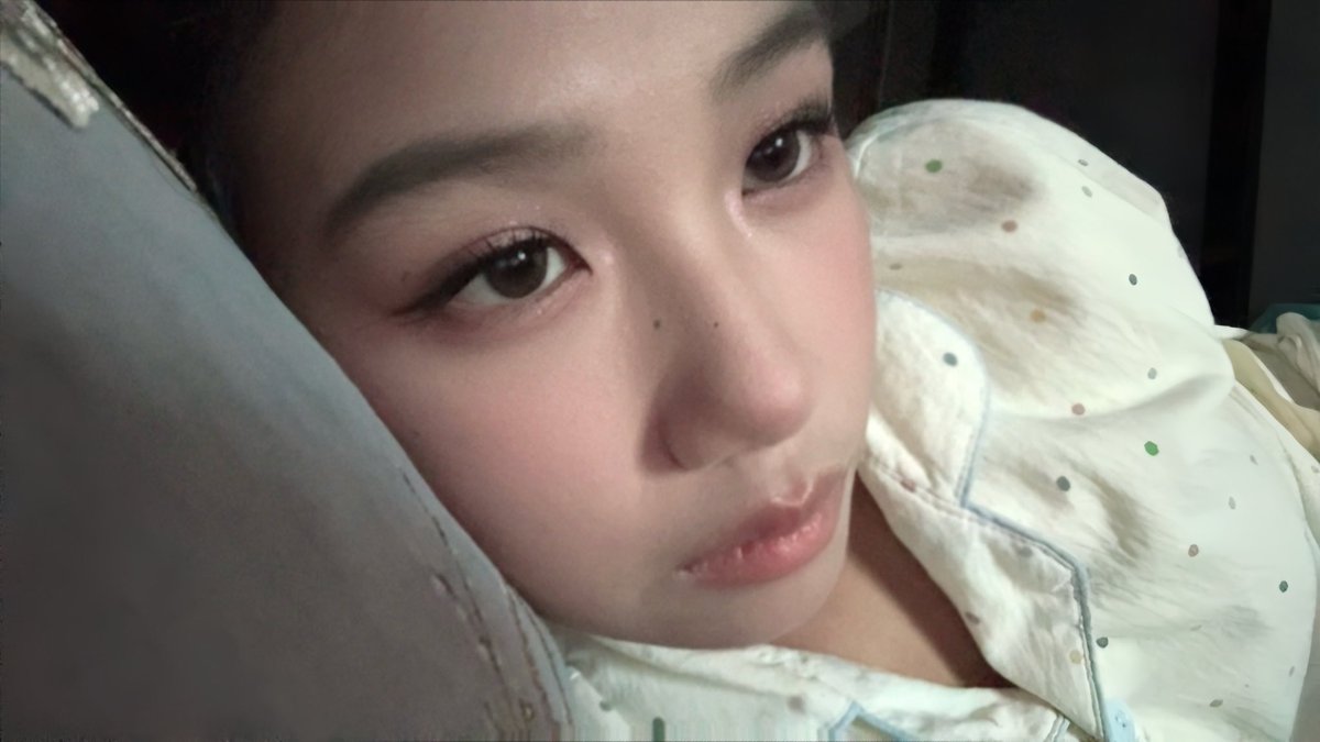 xiaoruanyui's tweet photo. 我从小就没有老公 无儿无女 一个人盯着天花板发呆 https://t.co/j3XYucclyq