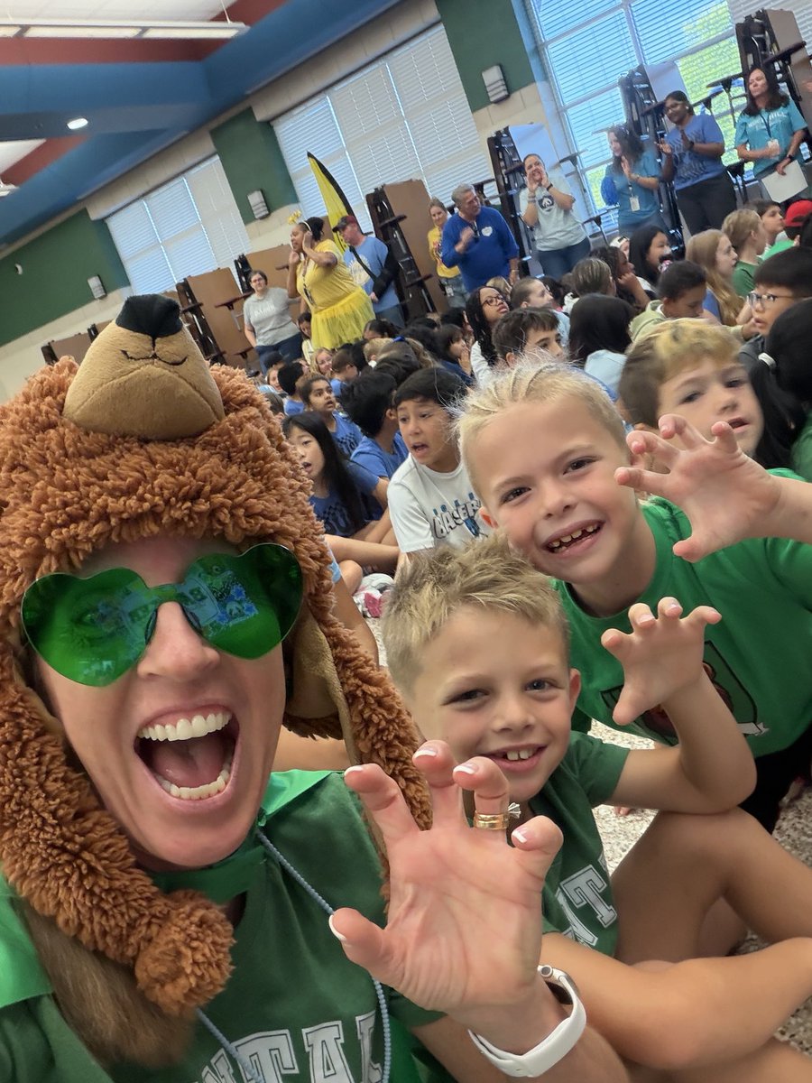 kellidsmith's tweet photo. @BakerElem Great day to be a bear!💚🐻 https://t.co/hmimT9Udrf
