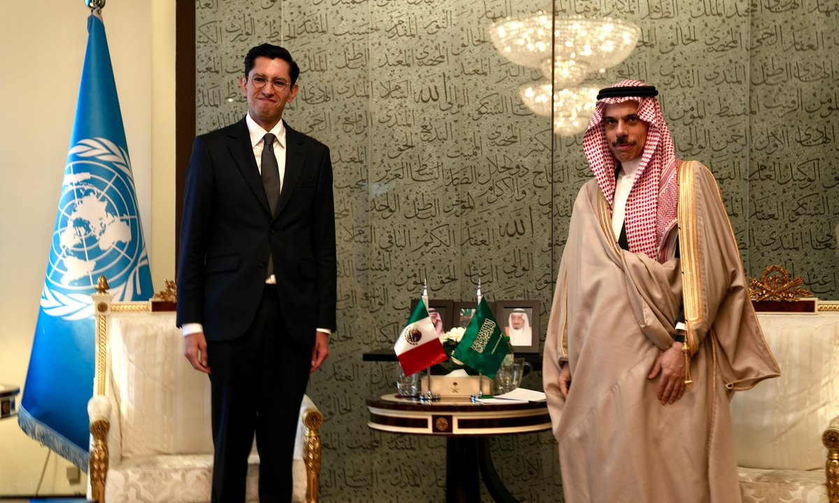 SRE_mx's tweet photo. En el marco de la 81ª #AGONU, el secretario Roberto Velasco (@r_velascoa) se reunió con el ministro de Asuntos Exteriores de Arabia Saudí (@KSAmofaEN), Faisal bin Farhan Al Saud (@FaisalbinFarhan), para dialogar sobre el estado de la relación bilateral, a 74 años de su establecimiento.

Conversaron sobre la situación mundial y la importancia de fortalecer el respeto al derecho internacional. 

Acordaron avanzar en la creación de una comisión binacional ministerial para profundizar los vínculos entre los dos países.

🇲🇽🇸🇦