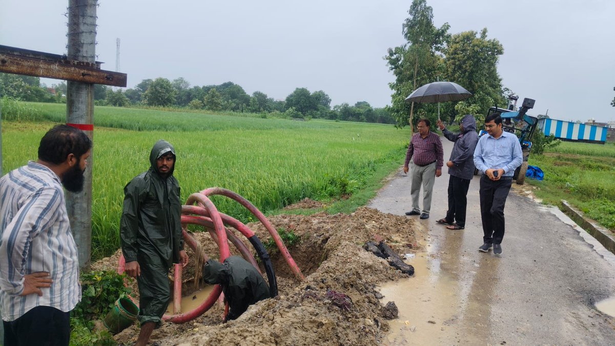 mvvnlAyodhya's tweet photo. मुख्य अभियंता महोदय, अयोध्या क्षेत्र द्वारा क्षतिग्रस्त हुई 33 केवी लाइन नाका वर्टिकल अयोध्या पर हो रहे मेंटेनेंस सम्बन्धी कार्यों का निरीक्षण किया गया व बेहतर कार्य करने हेतु निर्देशित किया गया
@aksharmaBharat
@EMofficeUP
@UPPCLLKO
@UppclChairman
@MVVNLHQ
@ChiefAyodhya
#shutdown https://t.co/v3bPkYvZUp
