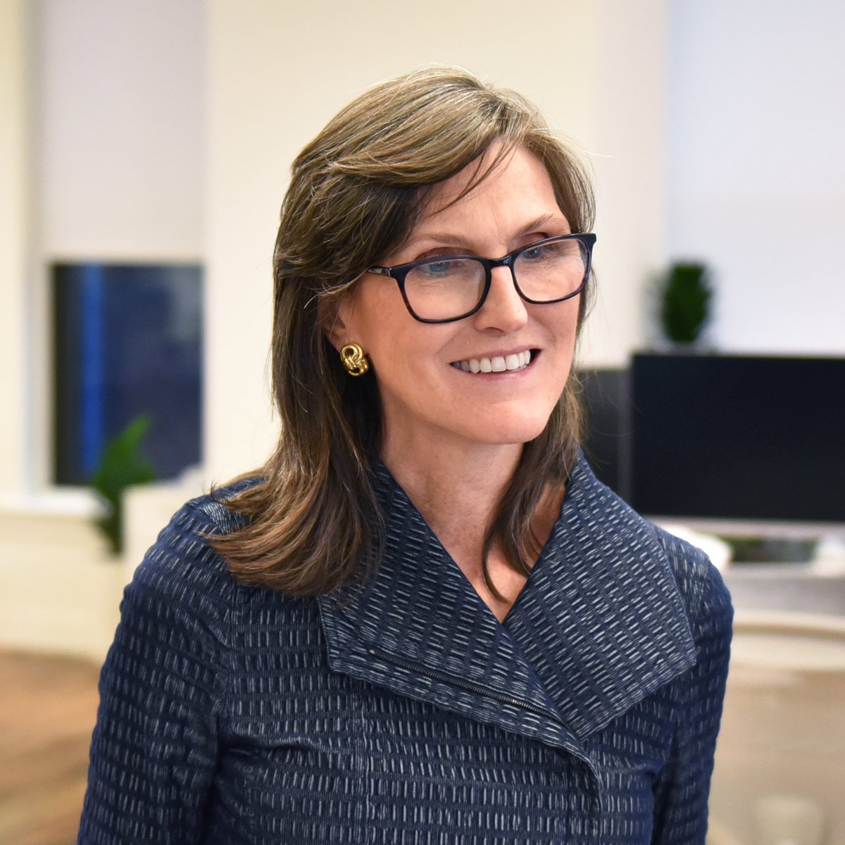 CoinMarketCap's tweet photo. LATEST: ⚡ ARK Invest CEO Cathie Wood told CNBC that technologies like blockchain, alongside AI and robotics, will help drive global GDP growth "north of 7%" over the next 3-5 years. https://t.co/sEMtKVP5WM