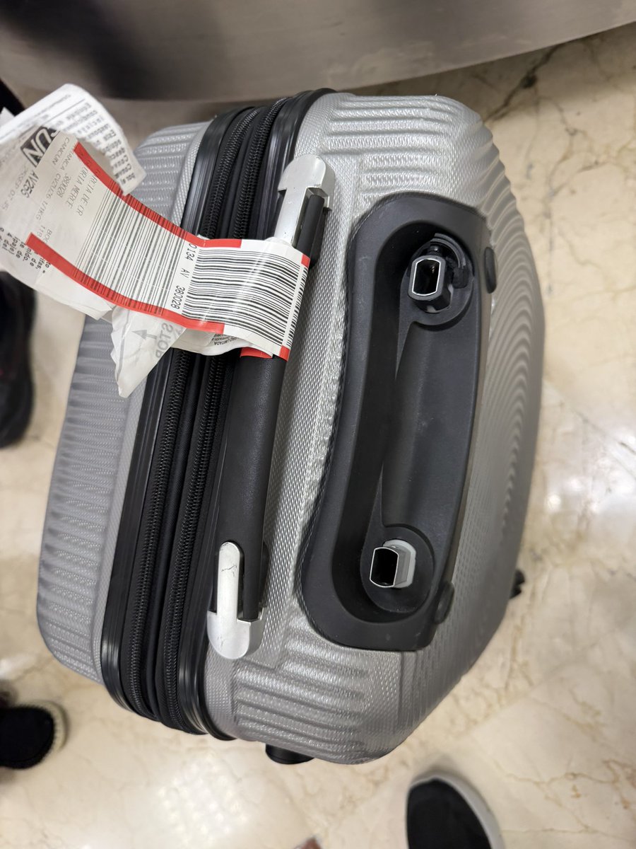 GUMBERTICO's tweet photo. @aviancateguia Que eso no era nada relevante, que la aerolínea no respondía por nada porque según @Avianca la pudo haber dañado otra persona, se supone que ustedes asumen la responsabilidad de la maleta desde que la toman hasta que me la entregan. https://t.co/uuqz5R6vnF