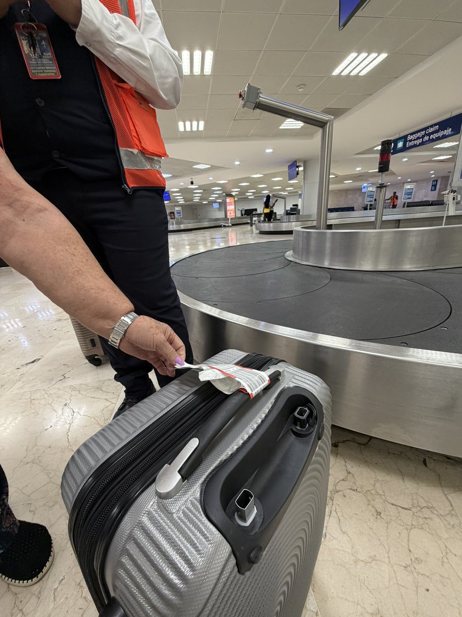 GUMBERTICO's tweet photo. @aviancateguia Que eso no era nada relevante, que la aerolínea no respondía por nada porque según @Avianca la pudo haber dañado otra persona, se supone que ustedes asumen la responsabilidad de la maleta desde que la toman hasta que me la entregan. https://t.co/uuqz5R6vnF