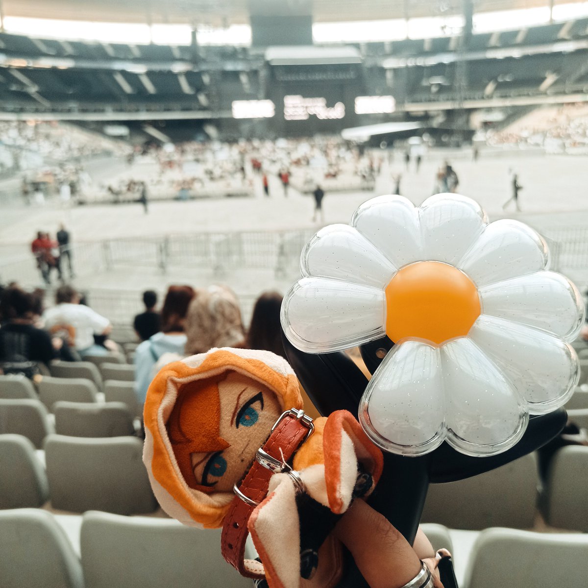 h_godes's tweet photo. Went on a vacation to Paris with Rypape. (My first time btw) 👀

And did the most tourist-coded trip ever. 
Now can cross Paris out from the bucket list. ✅

Also snucked him into a concert, he too smol and didn't need a ticket. 
#Rypape https://t.co/S7GqLDhSRa