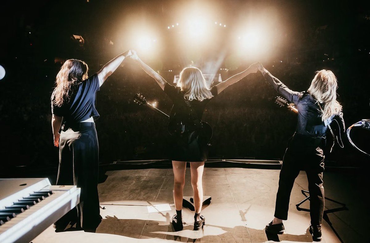 lucydacushq's tweet photo. boygenius at Brooklyn Steel 2018 vs boygenius at Brooklyn’s Barclays Center 2026 https://t.co/JDGsjgYUoq