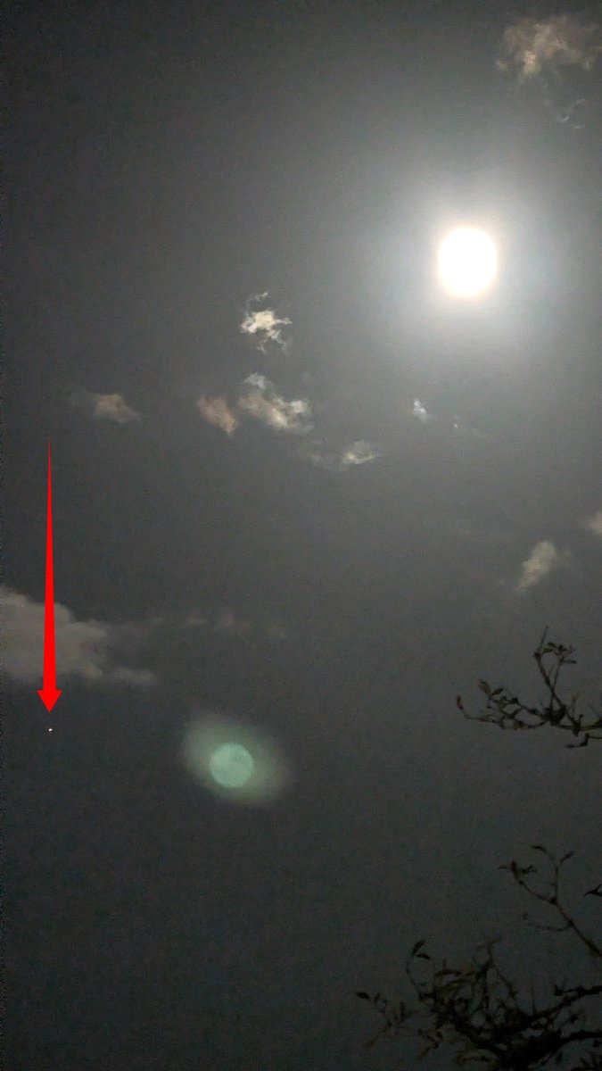 StarWyth's tweet photo. If you look at the Moon now you'll eyeball Saturn nearby 🪐 https://t.co/6uFNmRJwji
