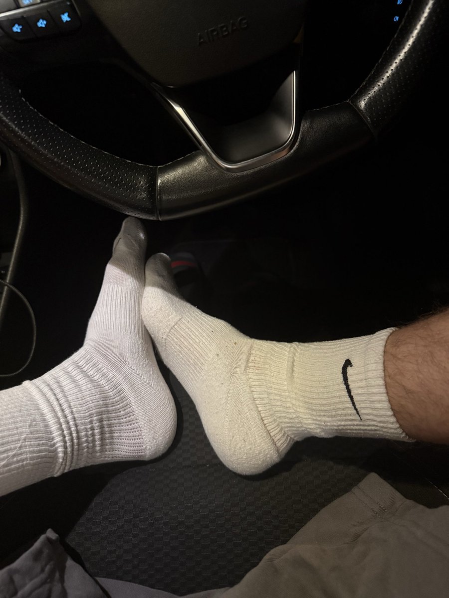 MasterJayden12's tweet photo. Wanna come meet me and worship my feet🧎🏼😈 #whitesocks #whitenikesocks #nikesocks #findom #cashking #worship #gay https://t.co/C2M1N41OOm