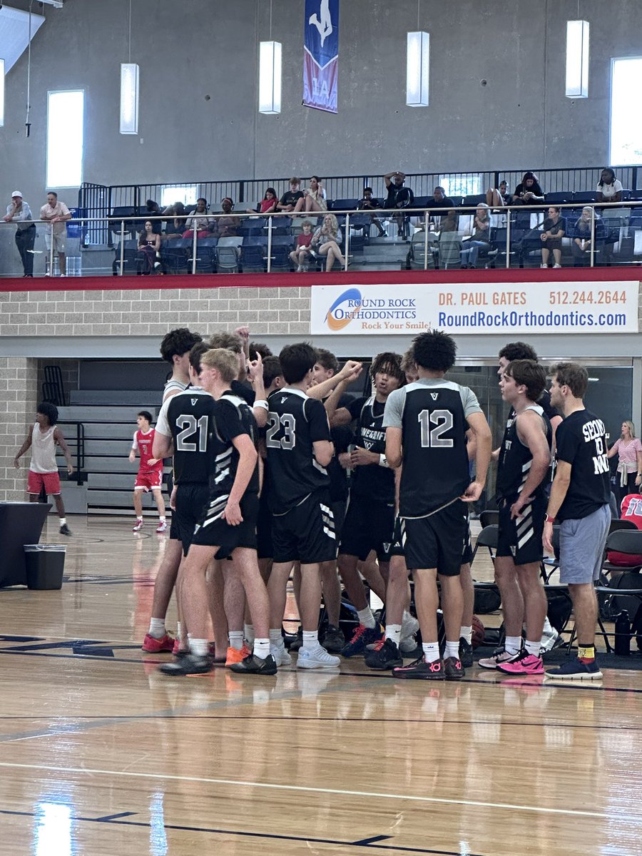 AlamoCityHoops1's tweet photo. 🏀The CTX #I35HSShowdown🏀
@vandegriftbball races out to the early 8-0 lead on @EHSBoys_BB 
#AlamoCityHoops https://t.co/coTaGQbyG3