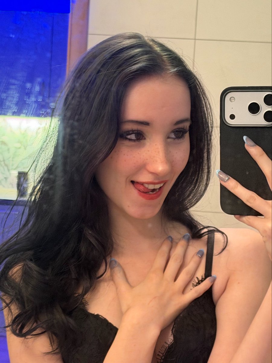 Kintso_xo's tweet photo. Which 'me' would you take out on a date? #sweetgirl #altgirl #young https://t.co/sEgDqROs5I