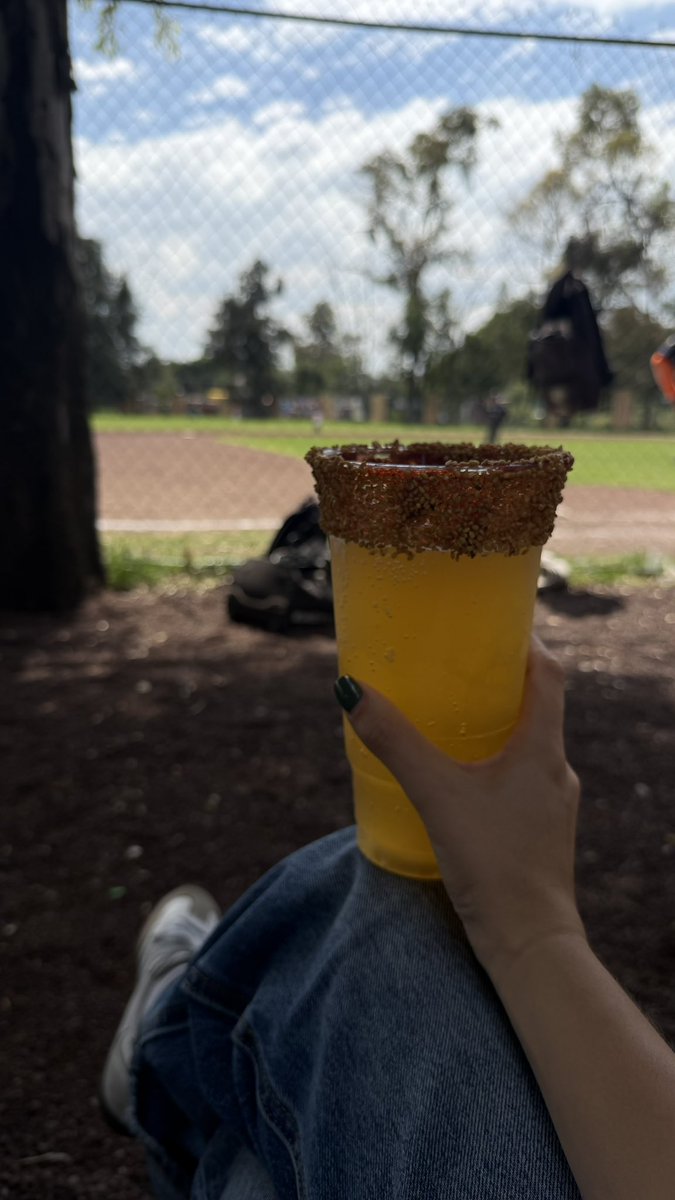 JimeNav31's tweet photo. El béisbol no es igual sin una miche. https://t.co/KN1gf8xeo9