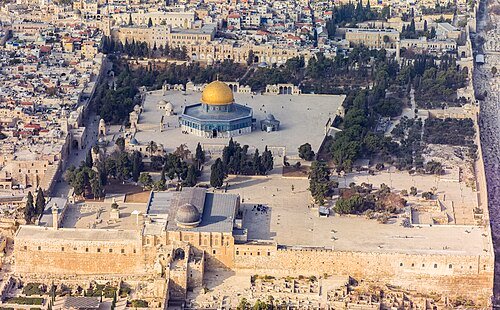 M8Kenya's tweet photo. The Quran says Mohammed "Flew" from Al Aqsa mosque

But Jerusalem's Al Aqsa mosque was built 70 yrs after his death. There's evidence

The original Al Aqsa mosque is in Al jurannah Saudi Arabia

Muslims know this so well,
but are ok, as long as jews dont get to build their temple https://t.co/t8G1OFJHCi