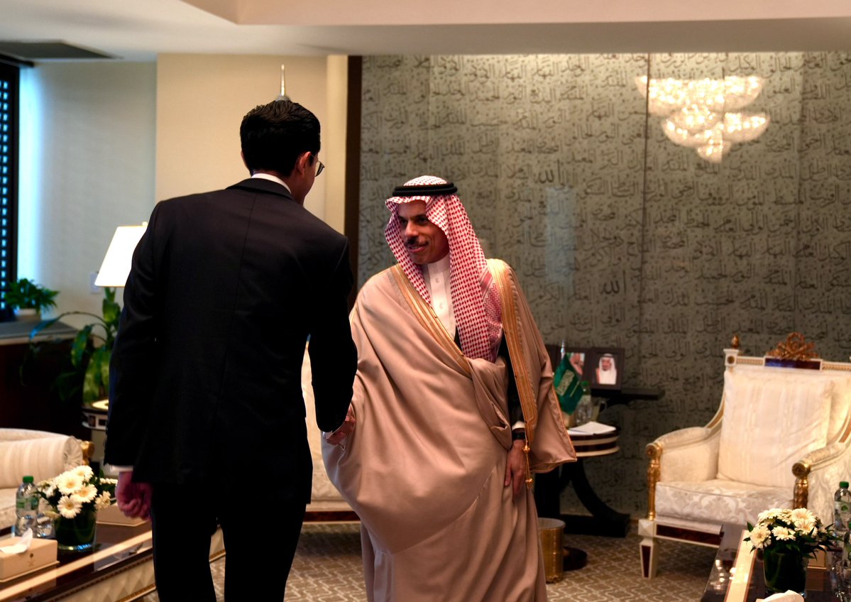 SRE_mx's tweet photo. En el marco de la 81ª #AGONU, el secretario Roberto Velasco (@r_velascoa) se reunió con el ministro de Asuntos Exteriores de Arabia Saudí (@KSAmofaEN), Faisal bin Farhan Al Saud (@FaisalbinFarhan), para dialogar sobre el estado de la relación bilateral, a 74 años de su establecimiento.

Conversaron sobre la situación mundial y la importancia de fortalecer el respeto al derecho internacional. 

Acordaron avanzar en la creación de una comisión binacional ministerial para profundizar los vínculos entre los dos países.

🇲🇽🇸🇦