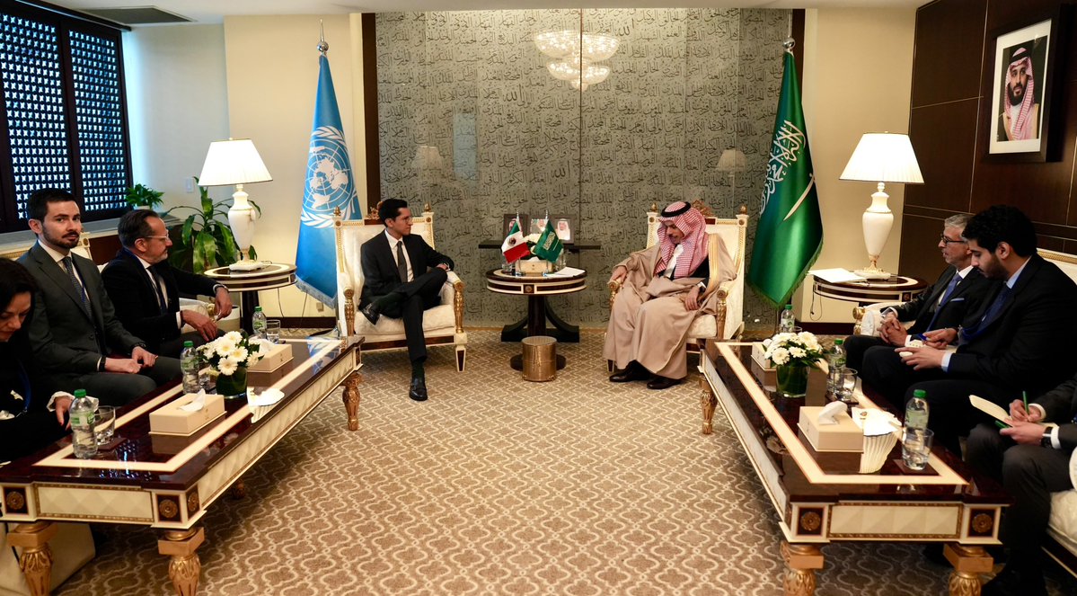 SRE_mx's tweet photo. En el marco de la 81ª #AGONU, el secretario Roberto Velasco (@r_velascoa) se reunió con el ministro de Asuntos Exteriores de Arabia Saudí (@KSAmofaEN), Faisal bin Farhan Al Saud (@FaisalbinFarhan), para dialogar sobre el estado de la relación bilateral, a 74 años de su establecimiento.

Conversaron sobre la situación mundial y la importancia de fortalecer el respeto al derecho internacional. 

Acordaron avanzar en la creación de una comisión binacional ministerial para profundizar los vínculos entre los dos países.

🇲🇽🇸🇦