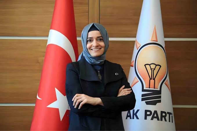 onedio's tweet photo. AK Parti Genel Başkan Yardımcısı Fatma Betül Sayan Kaya görevinden istifa etti.

📌Sayan’ın nisan ayında 63 milyon 359 bin lira değerinde Özata hissesi aldığı, eylül ayında ise hisseleri satarak 1 milyar 344 milyon lira gelir elde ettiği haberleri paylaşılmıştı. 

(İbrahim Haskoloğlu)