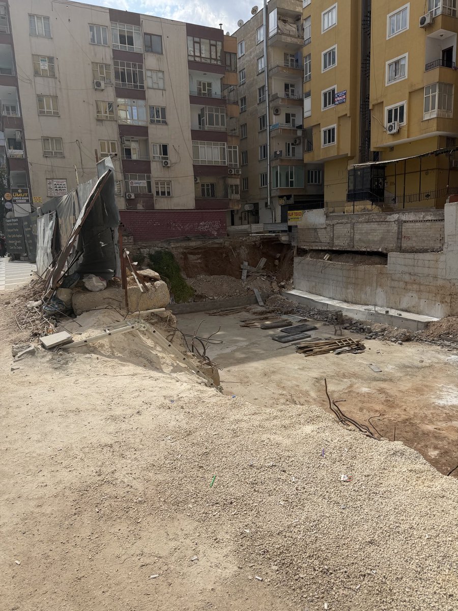 matako663's tweet photo. @mehmetyetim63 Bahçelievlerde şehrin en merkezi yerinde bu tür bi durum var belediyeye şikayeti edildiği halde önlem alınmıyor bi çocuk düşse kimsenin umrunda değil @haliliye_bld @sanliurfabld https://t.co/miMmPT1gxu