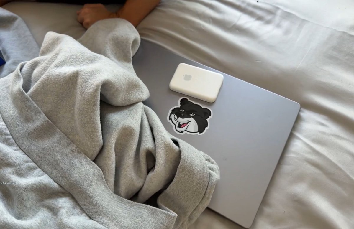 Iludmi_'s tweet photo. sapnap todavía tiene pegado el sticker que le dio spreen en la velada 3 https://t.co/uZZU8IUItl
