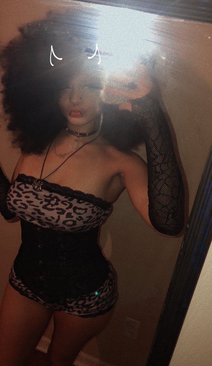 Gothicbratkitty's tweet photo. 😸💋😸#goth #afro #afrohair #afrogoth #alt #gothic #hot #sexy #cute #thighs #legs #gothgf #kitty https://t.co/AWHs2x8yzg