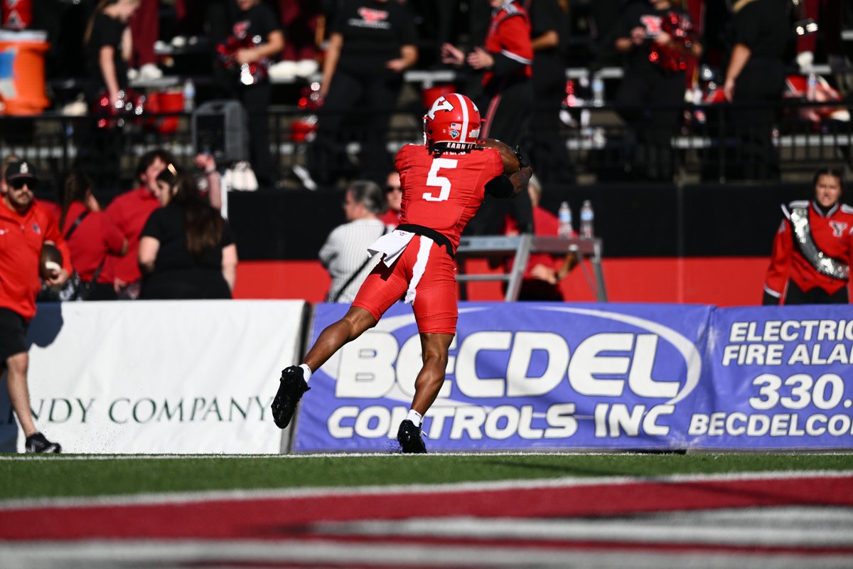 ysufootball's tweet photo. What a catch by Fresh Walters!

His diving grab puts us inside the 5!

#GoGuins https://t.co/9dvD3ExBDv