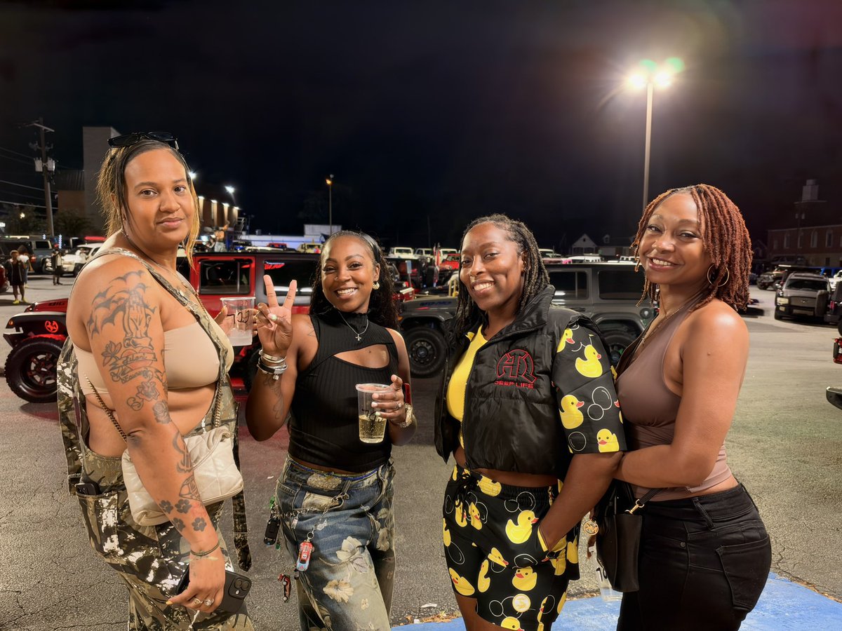 TERTULI3N's tweet photo. We made it to #jeepjam 26 #jeeplife #alt  my sisters with me @JustDoMy_Tweets https://t.co/4TEPfcaghf