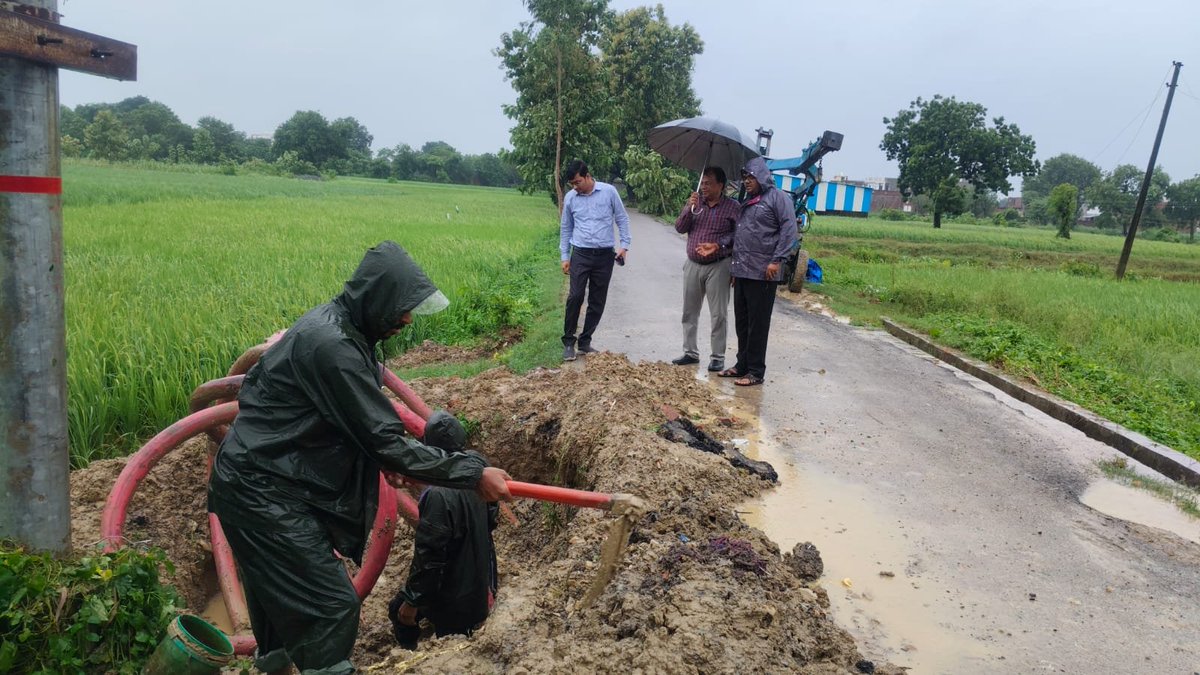 mvvnlAyodhya's tweet photo. मुख्य अभियंता महोदय, अयोध्या क्षेत्र द्वारा क्षतिग्रस्त हुई 33 केवी लाइन नाका वर्टिकल अयोध्या पर हो रहे मेंटेनेंस सम्बन्धी कार्यों का निरीक्षण किया गया व बेहतर कार्य करने हेतु निर्देशित किया गया
@aksharmaBharat
@EMofficeUP
@UPPCLLKO
@UppclChairman
@MVVNLHQ
@ChiefAyodhya
#shutdown https://t.co/v3bPkYvZUp