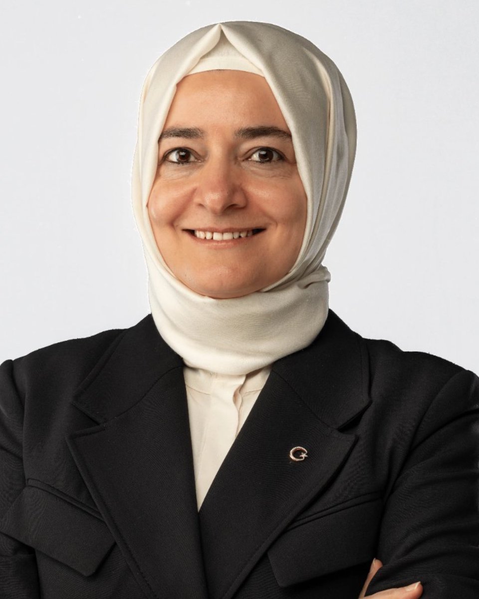 postmbjk's tweet photo. Eski bakan Fatma Betül Sayan Kaya (Milyarlık Fon İddiası Hk.) :

— Son günlerde meydana gelen ve kamuoyunu meşgul eden bir meseleyle ilgili olarak bugün şahsım hakkında birtakım iddia ve değerlendirmeler gündeme getirilmiştir.

— Cumhurbaşkanımız ve Genel Başkanımız Sayın Recep Tayyip Erdoğan, geçtiğimiz günlerde söz konusu meseleye ilişkin ortaya koyduğu açık ve kararlı iradeyle, kim olursa olsun iddiaların tüm yönleriyle araştırılması ve sürecin titizlikle yürütülmesi gerektiğini ifade etmiştir.

▬ Ben de bu yaklaşımın gereği olarak, ortaya atılan iddiaların hiçbir tereddüde mahal bırakmayacak şekilde açıklığa kavuşturulmasını ve yürütülecek sürecin sağlıklı ve selamet içerisinde tamamlanmasını son derece önemsiyorum.

▬ Siyasette taşıdığımız sorumluluğun yalnızca hukuki sorumlulukla sınırlı olmadığına inanıyorum. Milletimize karşı üstlendiğimiz görev, gerektiğinde siyasi ve vicdani sorumluluk almayı da gerektirir.

▬ Bu nedenle, şahsımla ilgili iddiaların açıklığa kavuşturulacağı bir süreçte bulunduğum makamın herhangi bir tartışmaya konu edilmemesi; yürütülecek inceleme ve soruşturmanın hiçbir gölge altında kalmadan, bağımsız ve sağlıklı bir şekilde sürdürülebilmesi adına siyasi sorumluluk almayı gerekli görüyorum.

— Bu anlayışla, sürecin selameti ve iddiaların tüm yönleriyle açıklığa kavuşturulabilmesi amacıyla yürütmekte olduğum tüm görevlerimden affımı Sayın Genel Başkanımızdan istedim.

— Kamuoyuna saygıyla arz ederim.