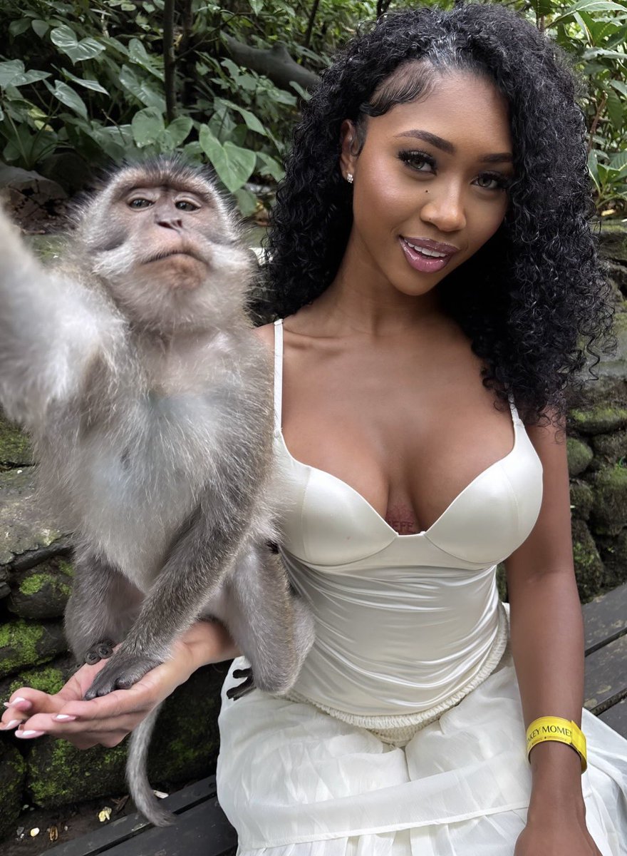 TheyEnvyWinterr's tweet photo. Me and my friend 🐒 https://t.co/Sh8UWF2W9d