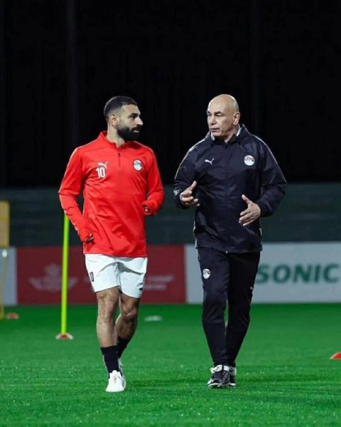 IsmailHosny1's tweet photo. حسام حسن حب ياخد لقطة على قفا محمد صلاح فيستبدله في الدقيقة ٦٠ وعندما سؤل عن السبب قال: أسباب فنية!!!
إذا كان محمد صلاح مش جاهز فنياً يا سي حسام من هو اللاعب الجاهز عندنا؟؟؟
حسام حسن اللاعب المحلي مش فاهم إنه بيتعامل مع النجم العالمي والملياردير محمد صلاح…
محمد صلاح زعل وترك معسكر المنتخب وسافر.
هذا غير إهانة حسام حسن للشناوي التي استدعت بيان رسمي من النادي الأهلي.
حسام حسن مدرب محدود الثقافة والخلق والرؤية ولازم يمشي ويتفرغ لمشاكله مع محكمة الأسرة.