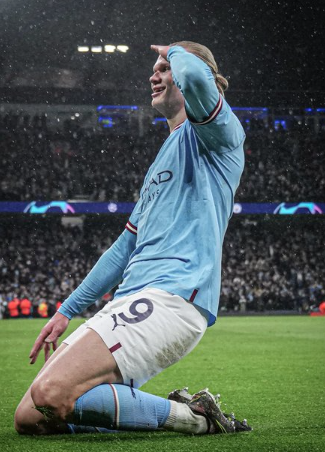 ToniBoiBoi's tweet photo. 🚨 MAN CITY GOT HAALAND FOR £51M. HERE’S THE CRAZY PART.

Borussia Dortmund had already rejected offers worth more than £75m from Chelsea and Manchester United. 

Chelsea then came back with an even bigger proposal — £130m plus Tammy Abraham. 💰

Dortmund still said no. 

Then City triggered Haaland’s £51m release clause and got the deal done. 

£75m+ rejected. £130m rejected. £51m accepted. 

Is there something that doesn’t add up here? 👀