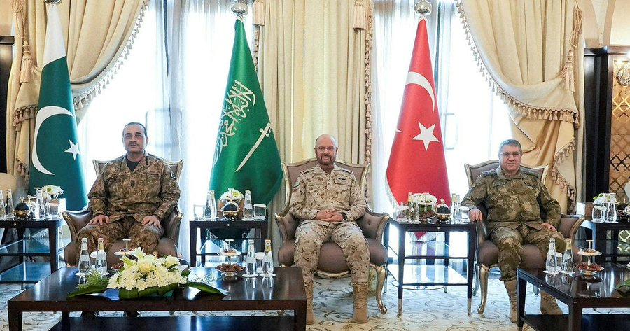 AdaIetMizan's tweet photo. Gazze için bir araya gelmeyenler. İsraili vuran Ensarullaha (Yemen)karşı bir araya geldiler. https://t.co/s6MzLlgaxz