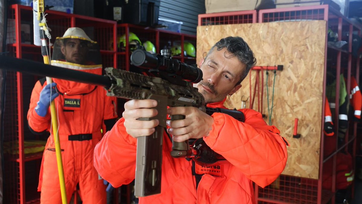 PlinioElGuapo's tweet photo. En Galicia llevan años usando armas de aire comprimido y balas con veneno para luchar contra la #VespaVelutina
Una función que realizan los #voluntarios de #ProteccionCivil, que hace centenares de actuaciones cada año para eliminar estos nidos de esta avispa invasora y peligrosa https://t.co/Sy28cnMK2r
