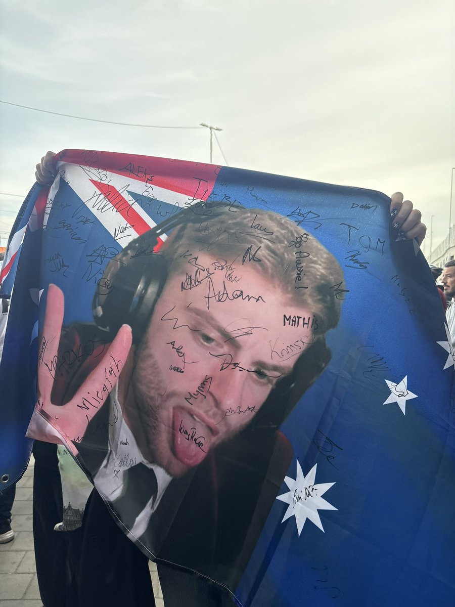 scarimunga's tweet photo. @XP42FN these guys signed my flag 😻 https://t.co/WSFADEq1Yx