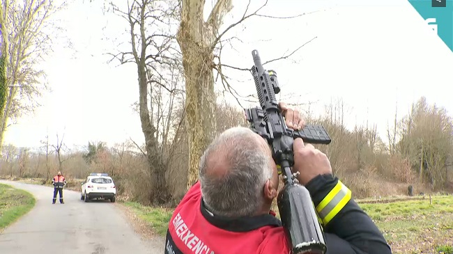 PlinioElGuapo's tweet photo. En Galicia llevan años usando armas de aire comprimido y balas con veneno para luchar contra la #VespaVelutina
Una función que realizan los #voluntarios de #ProteccionCivil, que hace centenares de actuaciones cada año para eliminar estos nidos de esta avispa invasora y peligrosa https://t.co/Sy28cnMK2r