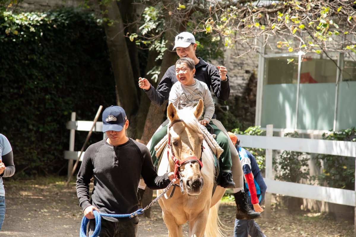 PedroHacesL's tweet photo. UNA BECA PARA QUE EDUARDO NO TENGA QUE DEJAR SUS TERAPIAS.🐴❤️

Hoy acompañamos al pequeño Eduardo en CETPADI, donde recibió una beca para continuar con su equinoterapia. 

Detrás de este apoyo hay padrinos voluntarios que decidieron hacer la diferencia para él y su familia. Porque cuando una terapia se vuelve difícil de sostener, el respaldo de quienes se suman puede abrir una oportunidad muy valiosa. 

Gracias a todos los que hacen esto posible. Le deseamos toda la suerte del mundo a este pequeño con sus terapias!!🫶🐓

#TúHacesTlalpan #PedroHacesLago