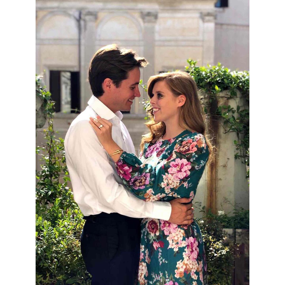 RoyalWikipedia's tweet photo. On this day in 2019, Buckingham Palace announced the engagement of Her Royal Highness Princess Beatrice of York and Mr Edoardo Mapelli Mozzi❤️
1/3❤️
#HerRoyalHighness #PrincessBeatrice #EdoardoMapelliMozzi https://t.co/ibEQr3dLDD