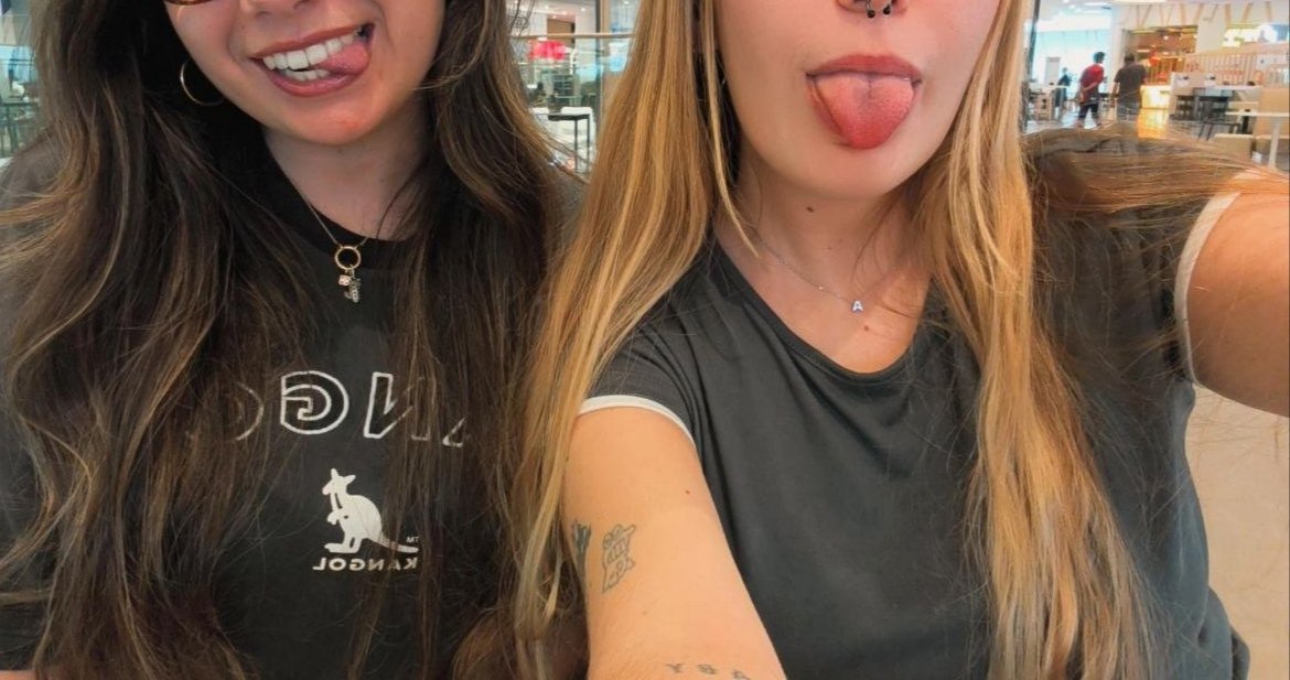 Lucy2ES's tweet photo. El junte de las papoi se hizo REAL!!! 
No me puede hacer más ilusión haber conocido a esta niñita tan linda @tataburbuja 💞✨🧸🐥 

Para todos los que pensaban que eramos la misma persona ya queda claro que no 😂

Te quieroooooooo 😭🤍 https://t.co/naIksNj2S0