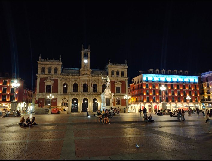 mario_busbla's tweet photo. El @AyuntamientoVLL continúa sin dignarse a poner los bancos de la Plaza Mayor de #Valladolid, la gente sigue teniendo que sentarse en el suelo. De vergüenza el trato que recibe la ciudadanía de la ciudad por parte de este equipo de gobierno. https://t.co/DNhbd2KSi1