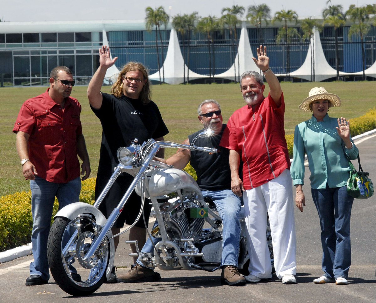 downStairssss's tweet photo. passando american chopper no discovery turbo e quem aparece FAZ O L https://t.co/ikHWAxijGe