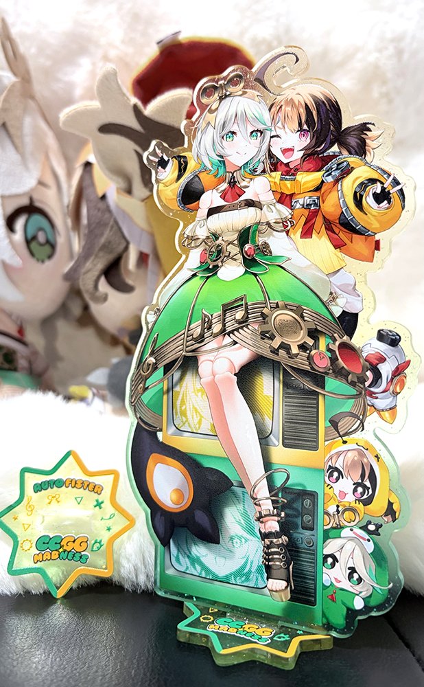 M0a_'s tweet photo. CCGGアクスタの実物📸
ラメあり&amp;アクリル部分がイエロー→グリーンのグラデーション仕様になっています🧡💚
こちらの台座デザインも超カワイイのでフチなし印刷のきれいさ含めぜひ実物をご覧ください～！
#ホロクル12th https://t.co/fFhz50YAYO