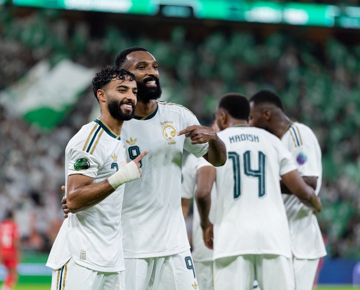 diario_AFC's tweet photo. 📸 صُنع في النادي الأهلي 🟢⚪️ https://t.co/8XsXrqVexF