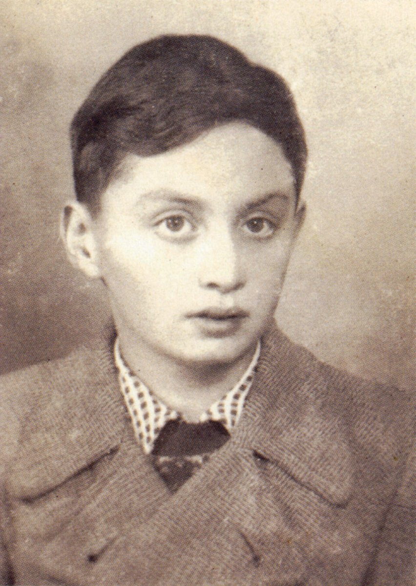AnitaSchelde's tweet photo. Shalom !
Przypomnieliście Państwo @yadvashem dwa dni temu, historię, sylwetkę malarza-artysty Samuela Baka.
I użyliście dwóch określeń :
"Ukrywali się w benedyktyńskim klasztorze przez 11 miesięcy aż do wyzwolenia".
"Jak wielu ocalałych".

Ja od wielu lat cytuję pamiętniki Ofiar Holokaustu...i nigdy, podkreślam NIGDY nie przekręciłam żadnego słowa ❗️
Dlaczego Państwo @yadvashem  to robicie 😳 ❓❓❓

NIE "ukrywali się w benedyktyńskim klasztorze przez 11 miesięcy aż do wyzwolenia". TYLKO ⬇️
Samuel Bak (na zdjęciu) z Mamą, zostali OCALENI przez :
Śp. Siostrę Marię Mikulską która ukrywała Samuela i jego mamę Micię Bak (najpierw jesienią 1941, potem ponownie od 1944 aż do wyzwolenia). Dostarczała im jedzenie, leki, papier i ołówki, żeby chłopiec mógł rysować, uczyła go modlitw i informowała o sytuacji na froncie.
Oraz przez Panią Śp. Janinę Ruszkiewicz - Żydówkę, która przeszła w młodości na katolicyzm.

Następna sprawa :
nie było żadnych "ocalałych" byli tylko OCALENI.

Ocalona przez Polaków Śp. Róża Reibscheid-Feliks (Stenko) :
„Jedni Polacy pomagali nam rok - inni dwa miesiące, niektórzy parę dni tylko, ale drżę na wspomnienie, co by było, gdyby nie pomogli nam na te parę dni. Nawet ten, który udzielił by schronienia na jedną noc, niech będzie błogosławiony" 

W OCALENIU Pani Stenko udział wzięli :
Śp. Ksiądz Kanonik Wojciech Bartosik
Śp. Ksiądz dr Ferdynand Machay
Śp. prof. Zygmunt Jan Sarna
Śp. inż. Karol Kulczycki 
Śp. Włodzimierz Bukowski
Śp. Jadwiga Goetel
Śp. Wiktoria Krawczyk
Śp. Jan Wiecheć
Śp. Rodzina Stępińskich (4 osoby)
Śp. Rodzina Lach (5 osób)
Żadna z tych MIŁOSIERNYCH osób nie została przez Państwa @yadvashem uhonorowana...

Kochani...nie wiem jak teraz wygląda sytuacja w Polsce...bo prawie nie wychodzę ze Szkoły.
Czy takie wartości jak :
Etos PRACY 
Etos POŚWIĘCENIA
Etos WYSIŁKU
Są jeszcze w Polsce promowane i honorowane ❓❓❓
Jeżeli tak to bardzo proszę o :
- klikanie RT
- pisanie komentarzy
- wspieranie Siłaczki
https://t.co/uYX0ELDkuR