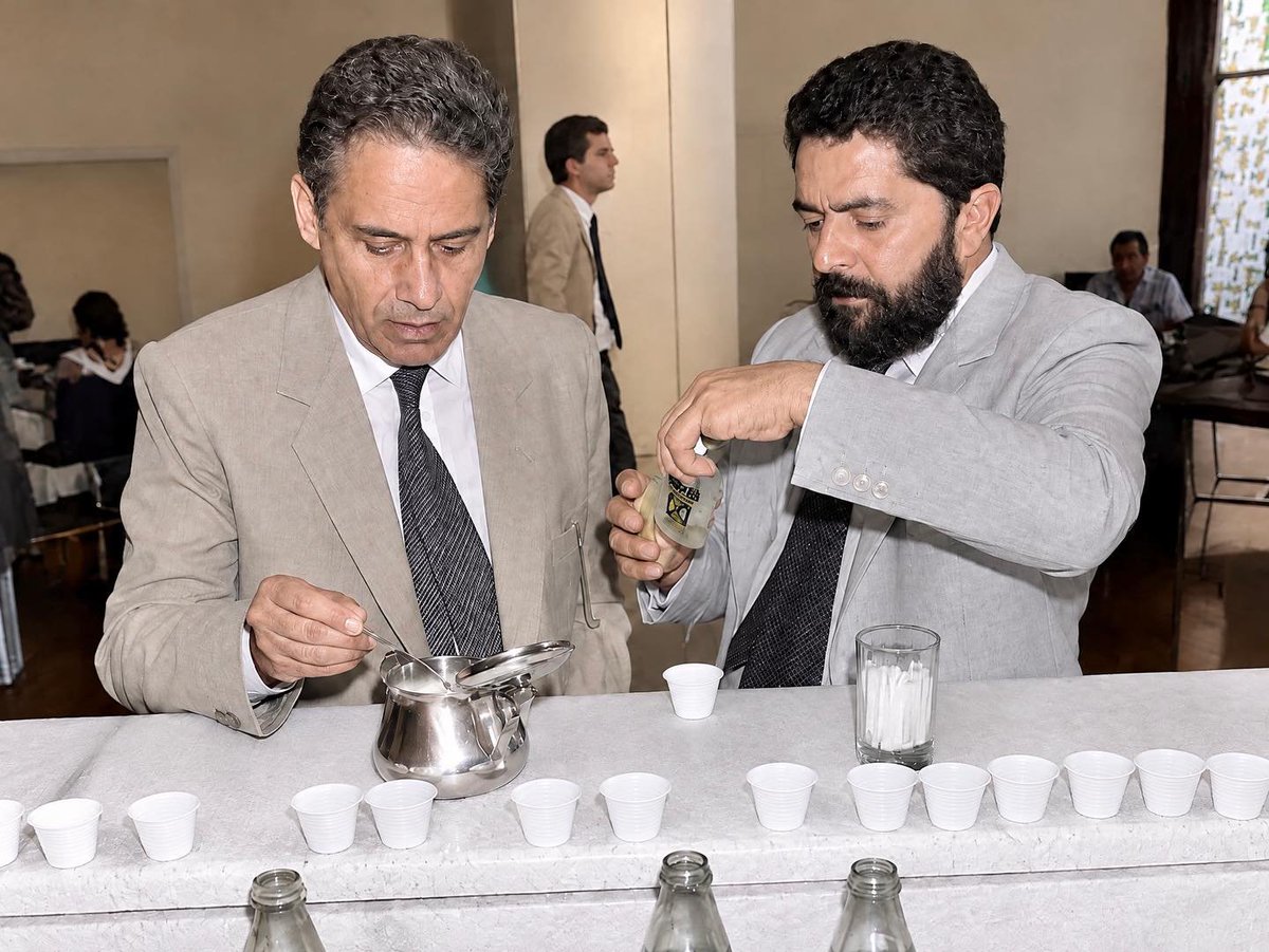 AkaFigliollo's tweet photo. FHC e Lula tomando um cafezinho no congresso nacional, em 1987. O nível do debate político e a civilidade eram muito superiores entre adversários, n̈ eram amigos nem morriam de amores um pelo outro. Hj em dia o bolsonarismo degenerou isso e virou um circo de horrores e vale-tudo. https://t.co/nTnTLwoDc5