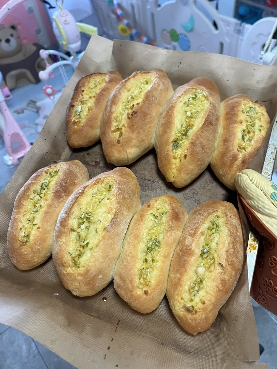 ElouiseWan's tweet photo. Just nailed my first homemade sourdough loaf—crusty exterior, airy crumb, and the best part That warm, fresh-out-of-the-oven aroma filling my kitchen!  #BakingJoy， https://t.co/RfyDaEJ7m3