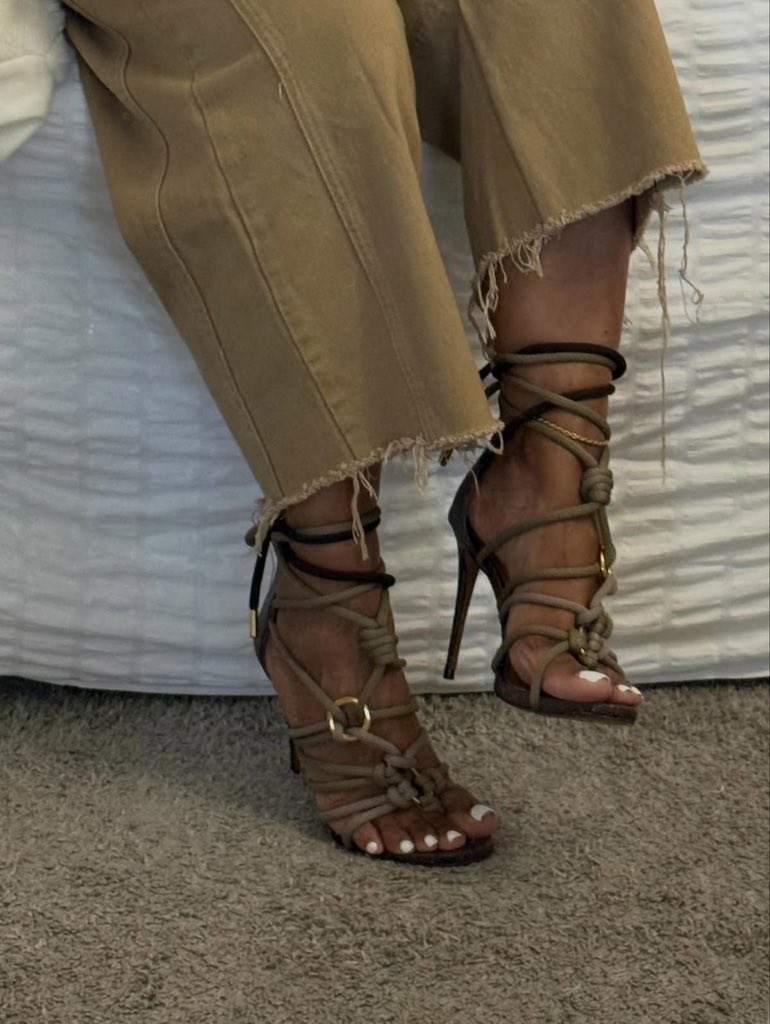 softblurss's tweet photo. Steve Madden ate https://t.co/admBvVh823